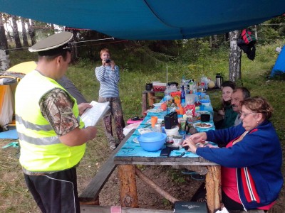 IMG_20130824_163350.jpg (932.87 КБ) 4613 просмотров растянут между деревьями от дождя