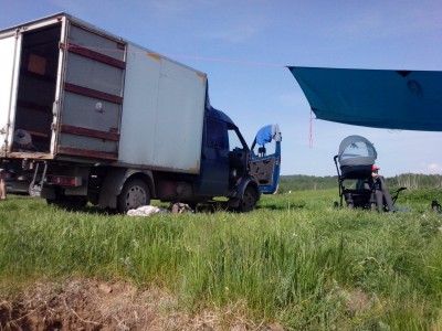 IMG_20150530_155556.jpg (798.37 КБ) 4613 просмотров между машинами от солнца.3*5 но есть и больше . по цене может 3-4 тыщи тем более у нас есть в клубе кто снаряжением торгует